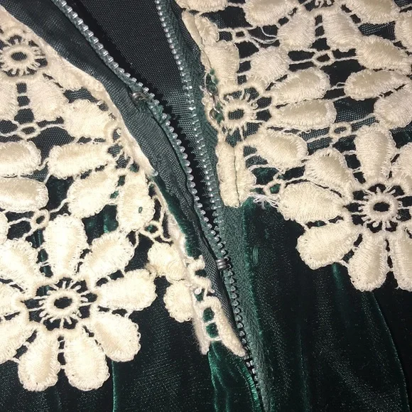 1970s Green Velvet/Creme Embroidery Overlay Mini Dress sz Small - Picture 9 of 9